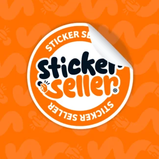 Sticker Seller – Logo en forma de sticker circular con borde naranja y efecto de adhesivo despegado, fondo naranja con ilustraciones. Imagen representativa de stickers personalizados en papel adhesivo mate fotográfico.