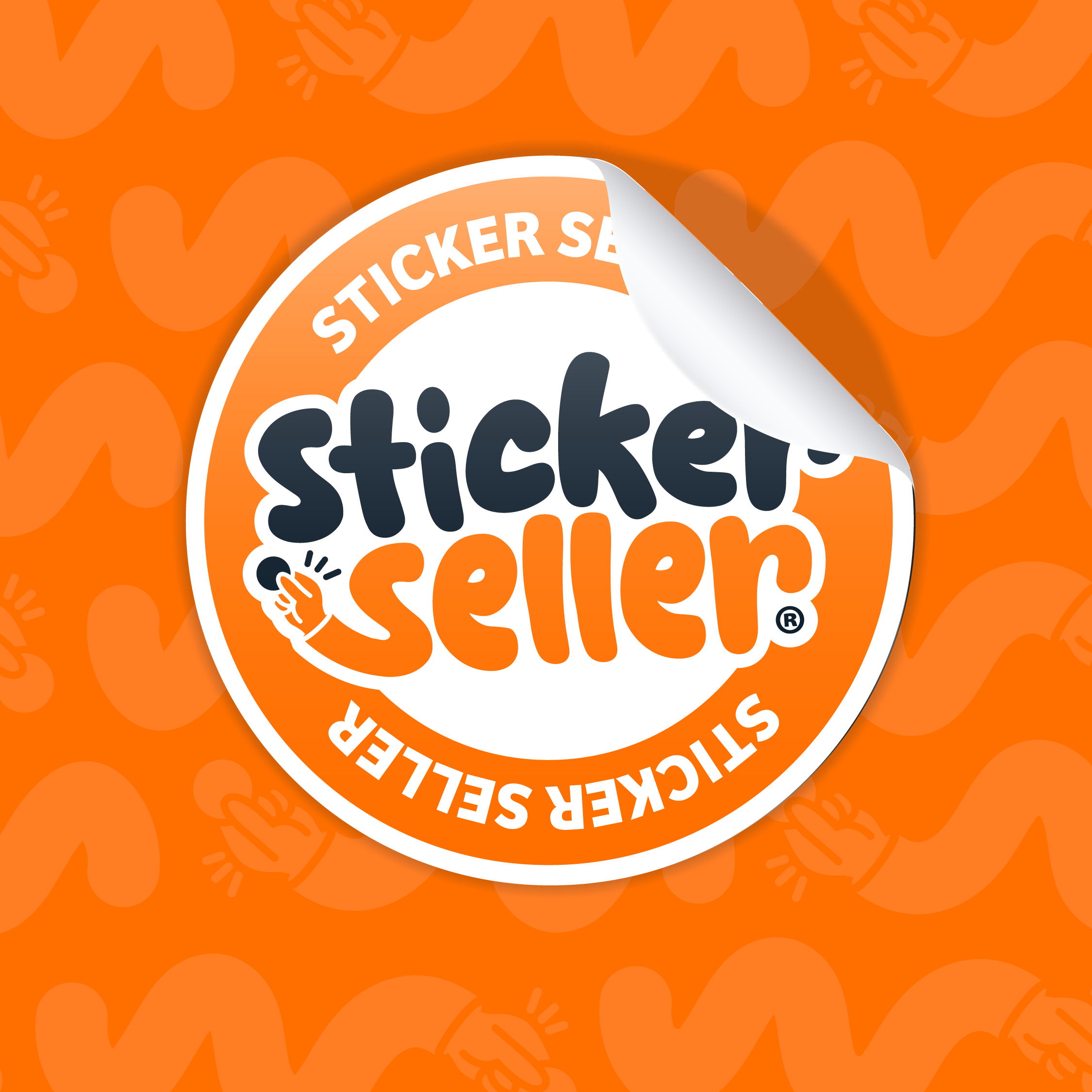 Sticker Seller logo en forma de sticker circular con borde naranja y efecto de despegado, sobre fondo naranja. Imagen representativa de stickers personalizados en papel fotográfico glossy 135g waterproof y anti-óxido.